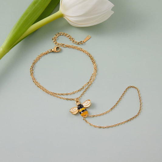 Garrigue Bee Hand Chain Ring